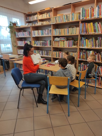 Biblioteka - spotkanie z dziećmi, które słuchają czytane bajki