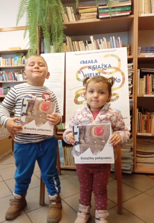 dzieci z otrzymanymi książeczkami w ramach kampanii