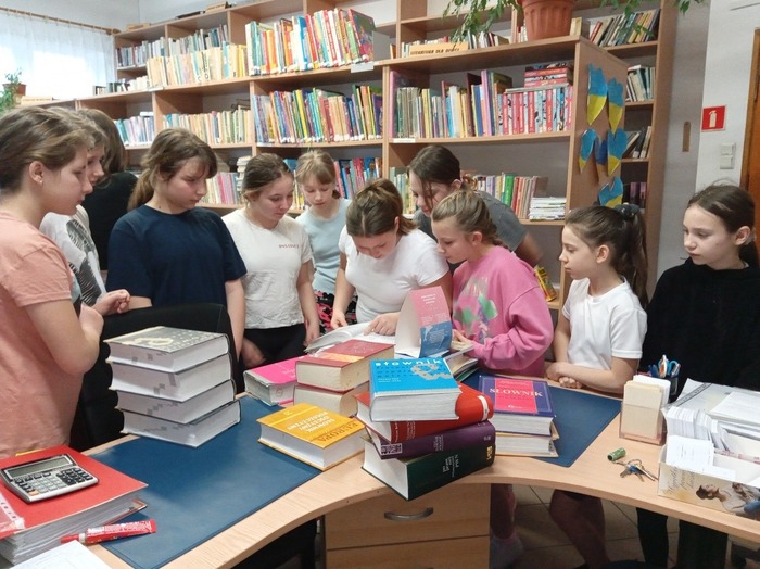 uczniowie w bibliotece korzystają ze słowników i encyklopedii
