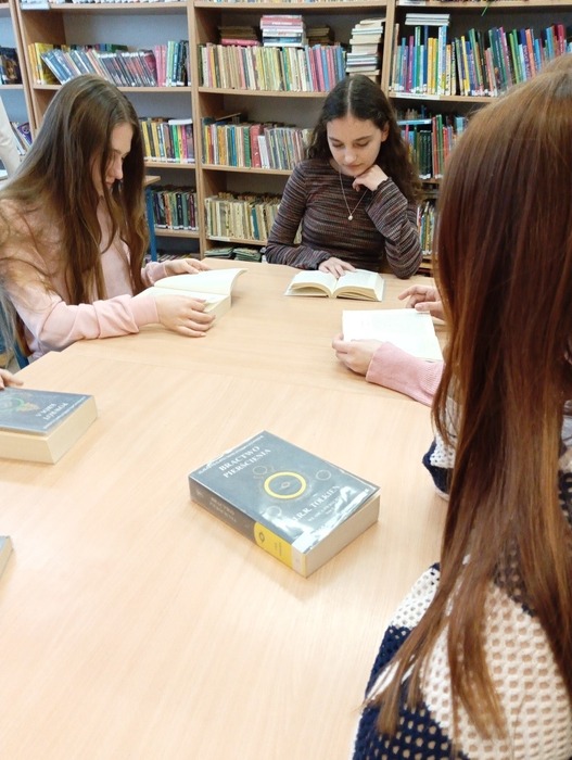 uczniowe czytają w biblitece książki Tolkiena zdjęcie 2