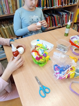 dzieci wykonują w bibliotece wielkanocne dekoracje - zdjęcie 2