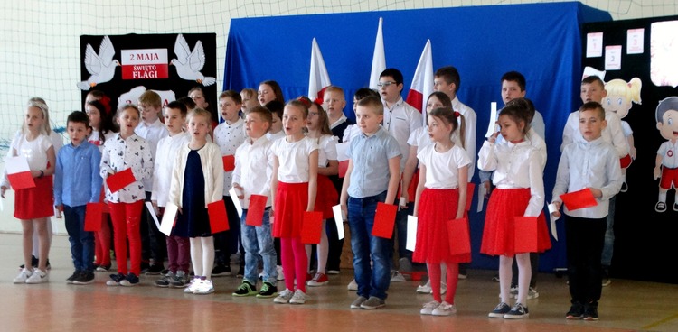 uczniowie klasy 2 i 3 podczas uroczystego apelu w SP Warnice z okazji świąt majowych