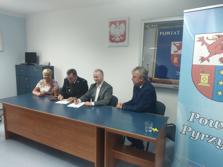 podpisywanie umowy przez marszałka województwa oraz prezesa OSP Obryta