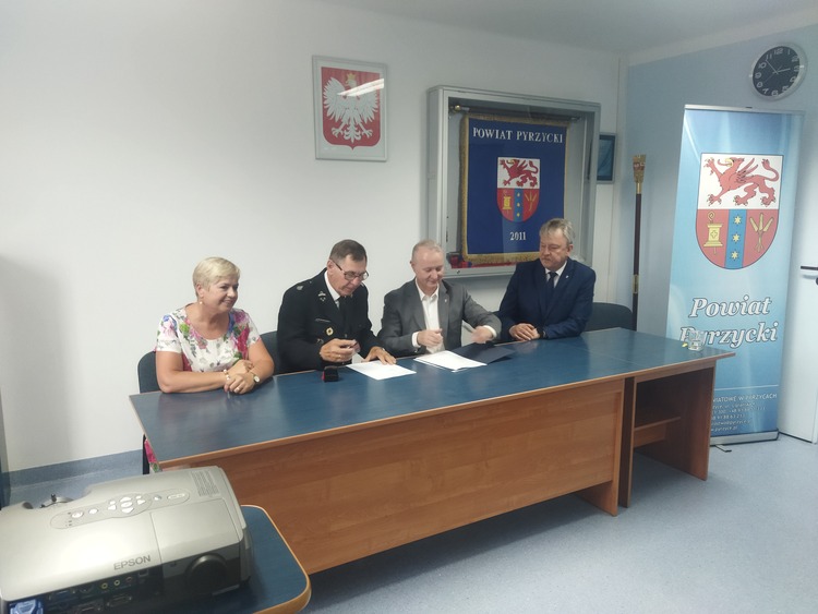 podpisywanie umowy przez marszałka województwa oraz prezesa OSP Obryta